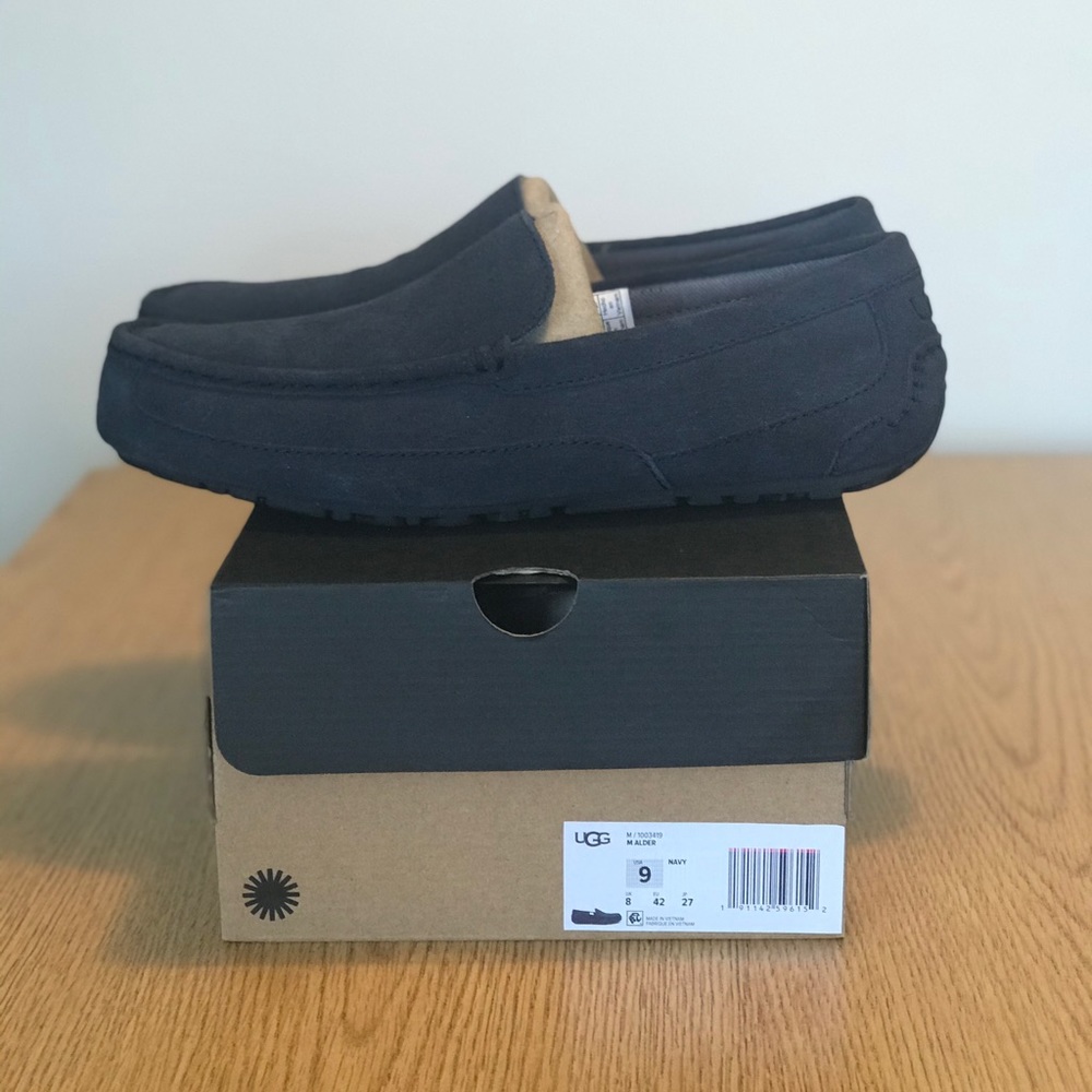 Ugg slippers alder men’s navy Sz 11 slightly worn.